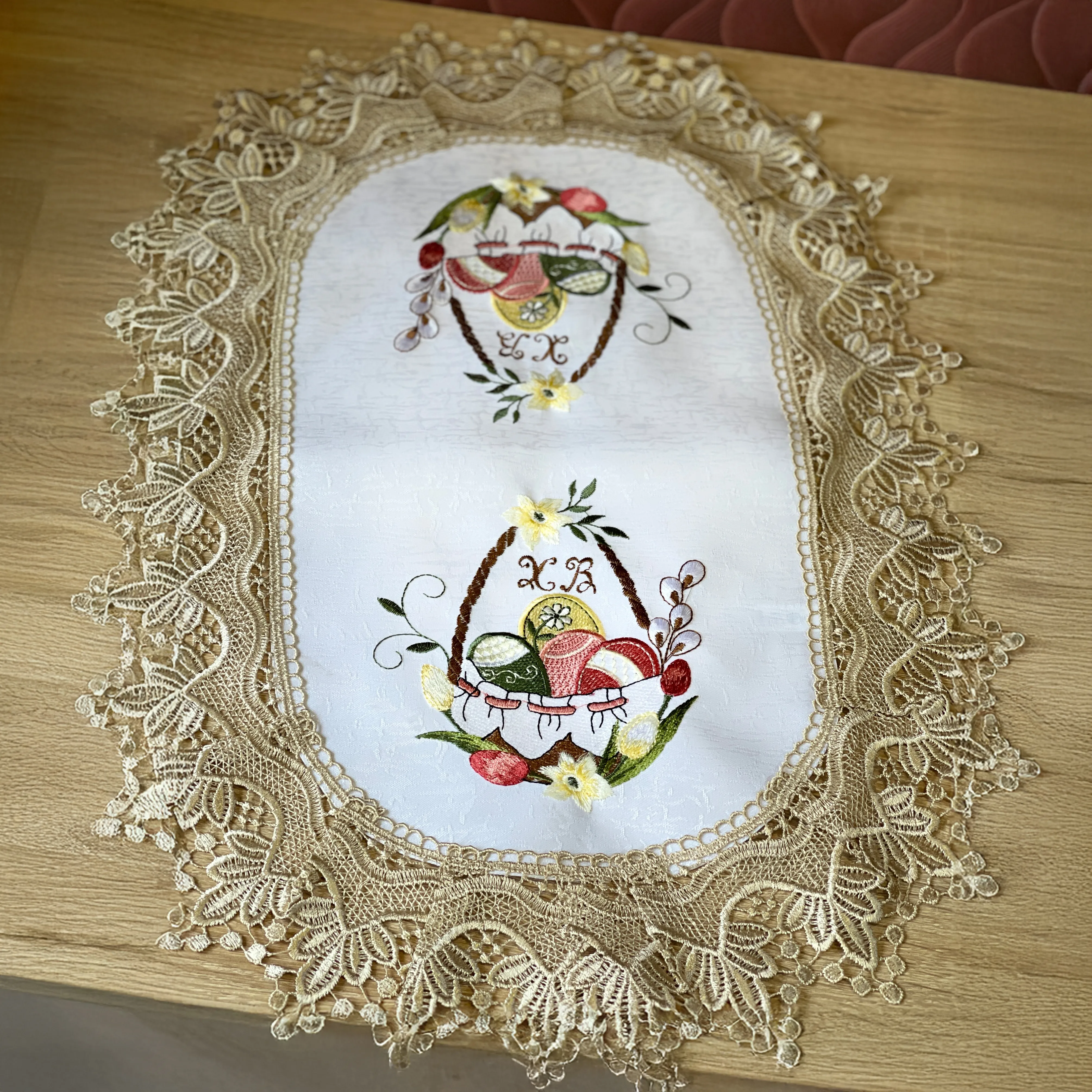 Святковий великодній рушник з вишивкою кошика